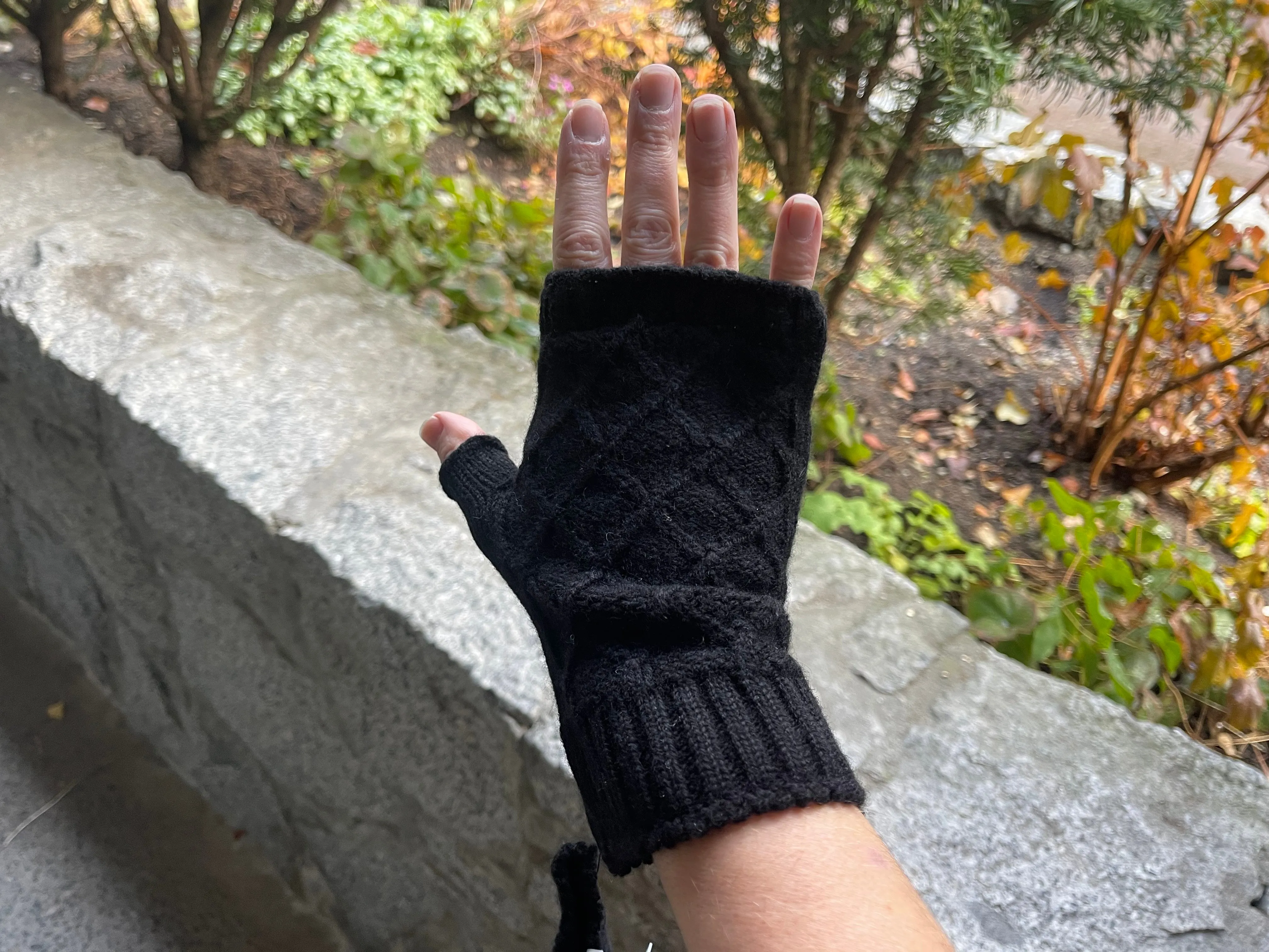 Aran - Diamond Mittens - Black