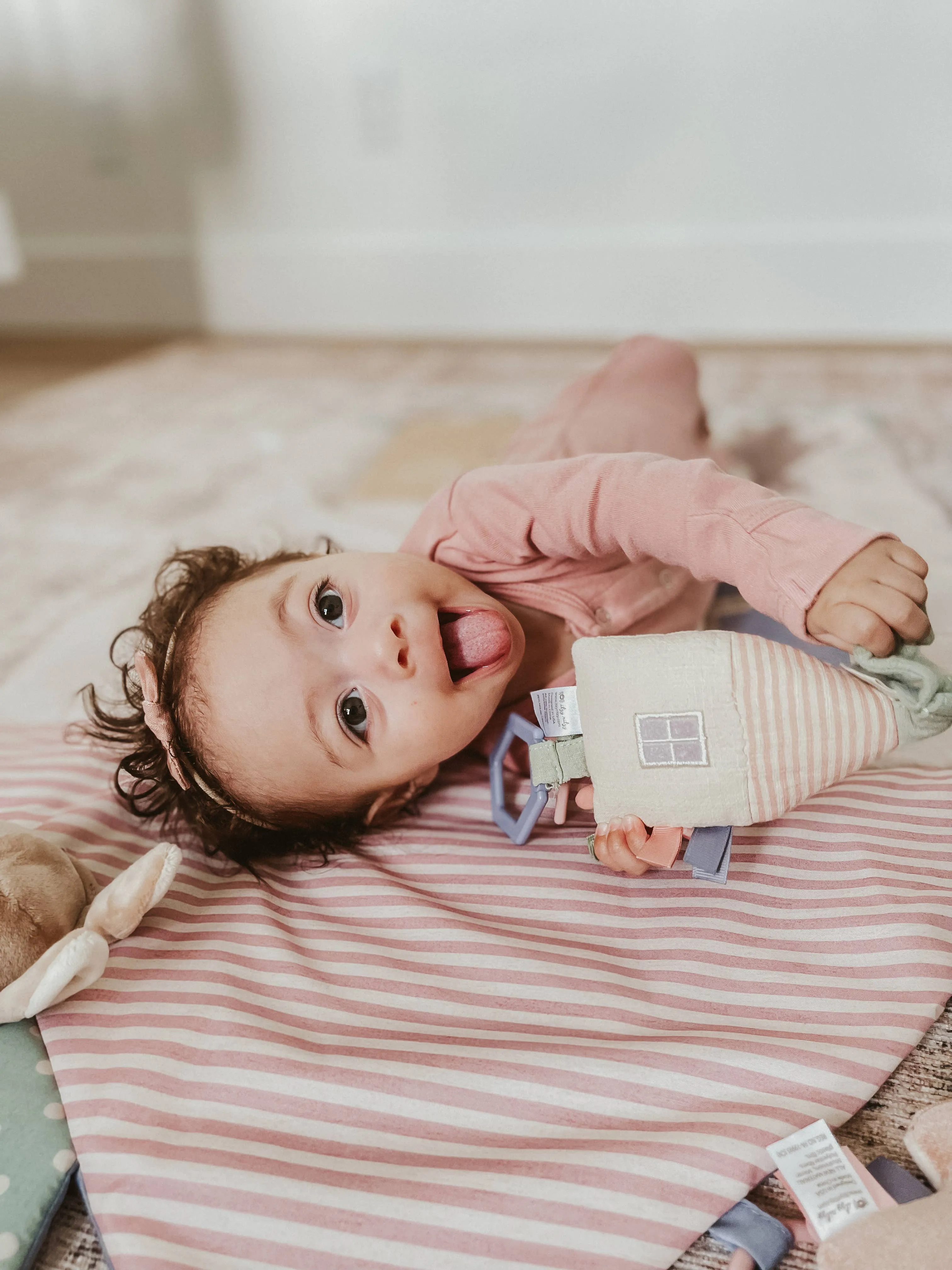 Bitzy Bespoke Ritzy Jingle Attachable Travel Toy: Mushroom