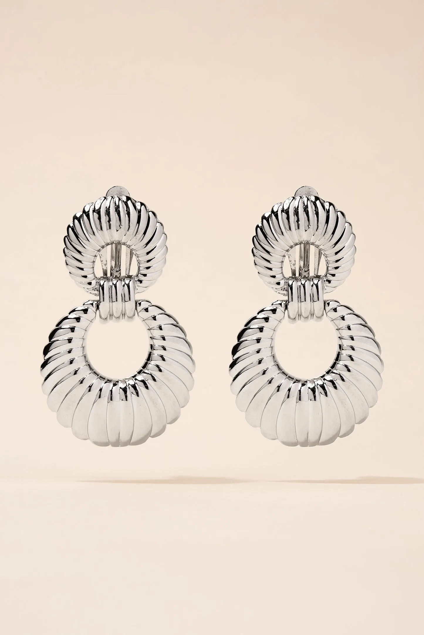 Callie Ribbed Door Knocker Clip-on Earrings